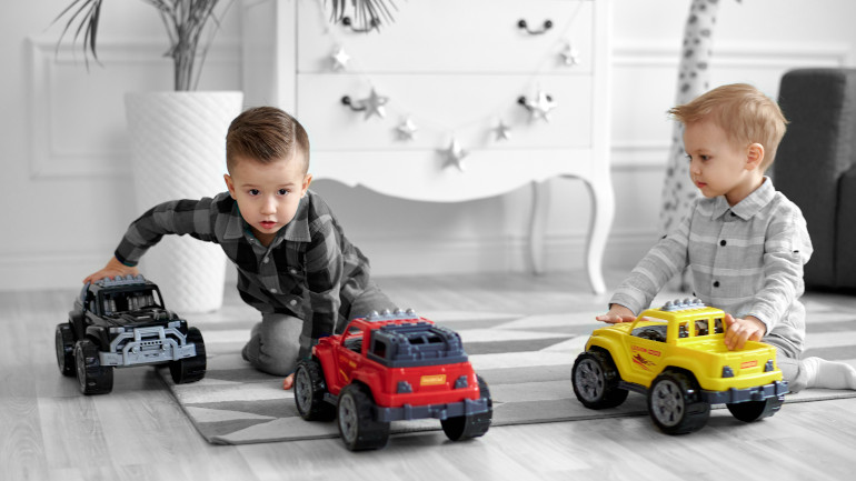 Enfants jouant avec des petites voitures